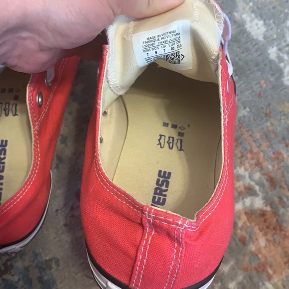 **SOLD**Hot pink converse low top shoes, next to new! - Picture 5 of 6